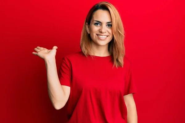Spaanse Jonge Vrouw Met Casual Rood Shirt Lachend Vrolijke Presentatie — Stockfoto