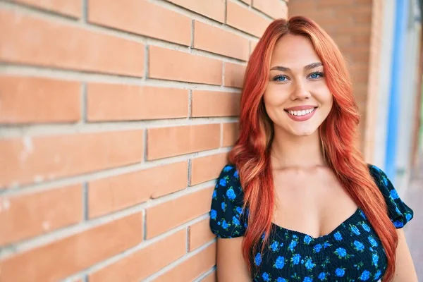 Chica Pelirroja Joven Sonriendo Feliz Caminando Calle Ciudad — Foto de Stock