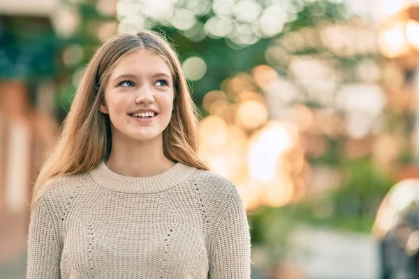 Mooie Kaukasische Tiener Glimlachend Gelukkig Staan Stad — Stockfoto