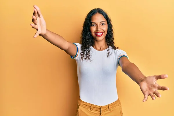 Joven Afroamericana Americana Vestida Con Ropa Casual Mirando Cámara Sonriendo — Foto de Stock