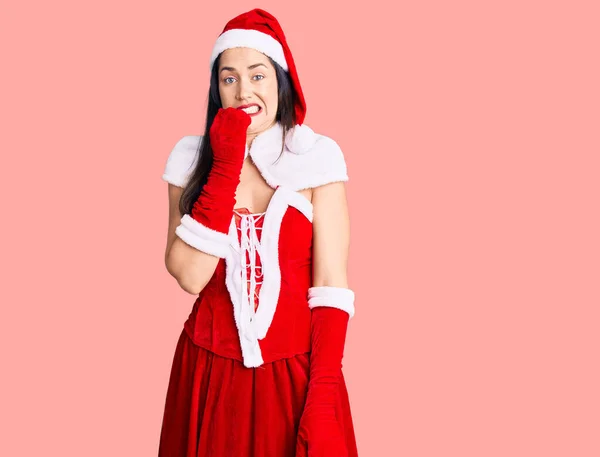Młoda Piękna Biała Kobieta Kostiumie Świętego Mikołaja Wyglądająca Zestresowaną Zdenerwowaną — Zdjęcie stockowe