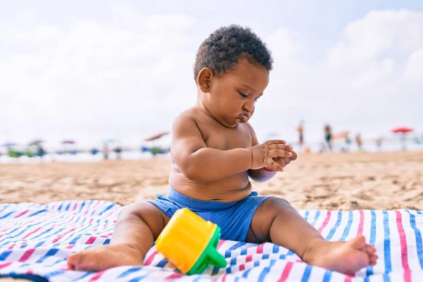 Adorable Niño Afroamericano Jugando Con Juguetes Sentados Arena Playa — Foto de Stock