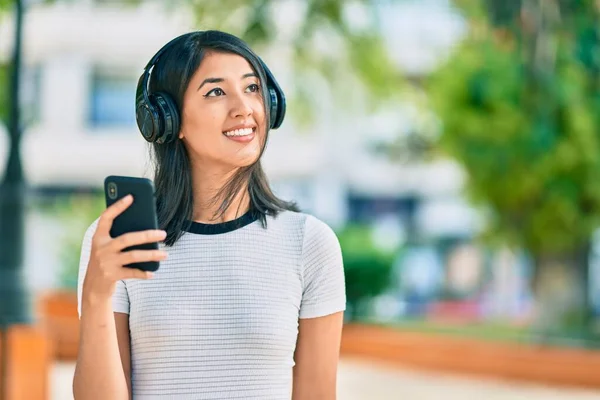 Young Hispanic Woman Smiling Happy Using Smartphone Headphones City — Stock Photo, Image