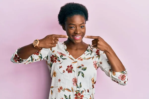 Junge Afrikanisch Amerikanische Mädchen Lässiger Kleidung Lächeln Fröhlich Und Zeigen — Stockfoto