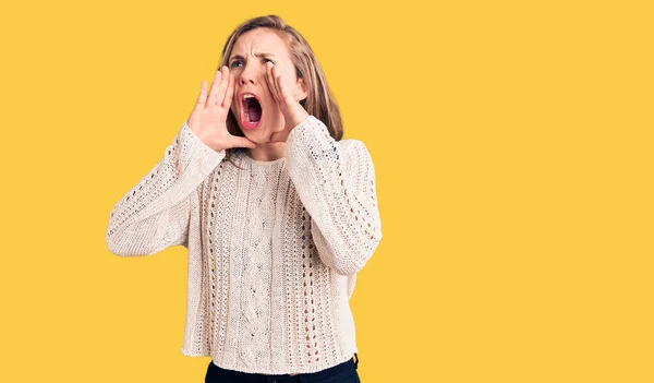 Young Beautiful Blonde Woman Wearing Casual Sweater Shouting Angry Out — Stock Photo, Image