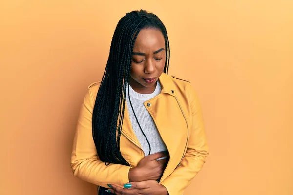 Ung Afrikansk Amerikansk Kvinna Bär Casual Jacka Med Handen Magen — Stockfoto