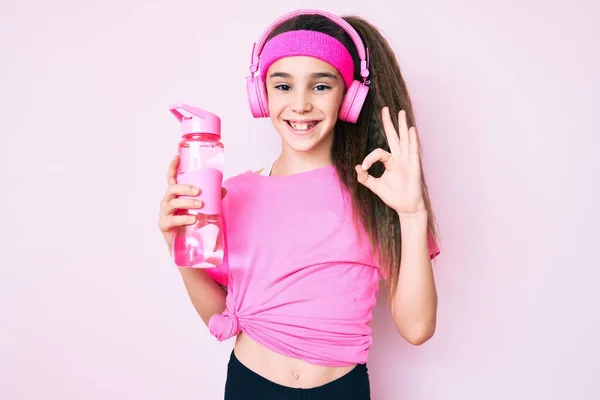 Мила Дівчина Іспаномовним Дитячим Одягом Спортивному Одязі Використовує Навушники Тримають — стокове фото
