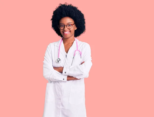 Young African American Woman Wearing Doctor Coat Stethoscope Happy Face — Stock Photo, Image