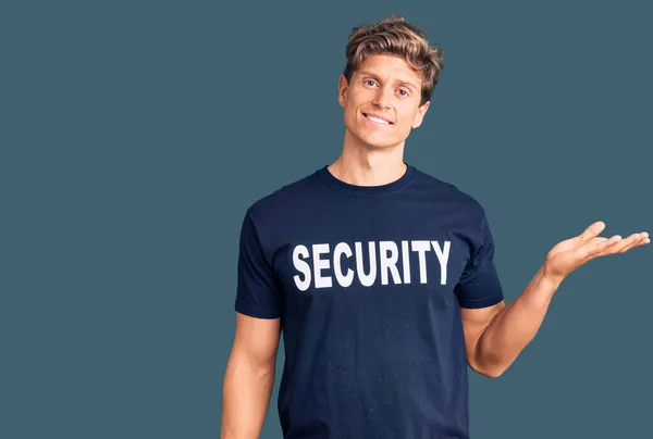 Junger Gutaussehender Mann Sicherheits Shirt Lächelt Fröhlich Und Zeigt Mit — Stockfoto