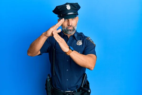 Orta Yaşlı Polis Üniforması Giyen Yakışıklı Bir Adam Elleriyle Jest — Stok fotoğraf