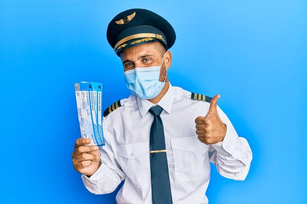 Stilig Pilot Man Med Skägg Bär Skyddsmask Innehav Boarding Pass — Stockfoto