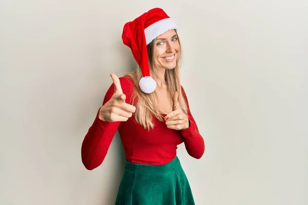 Prachtige Blanke Vrouw Kerstkostuum Hoed Wijzende Vingers Naar Camera Met — Stockfoto