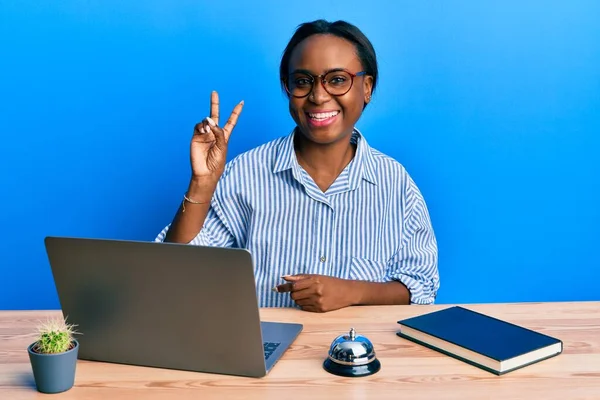 Jovem Africana Trabalhando Recepção Hotel Usando Laptop Sorrindo Com Rosto — Fotografia de Stock