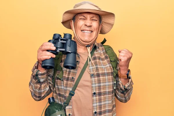 Uomo Anziano Con Capelli Grigi Indossa Bakcpack Escursionista Che Tiene — Foto Stock