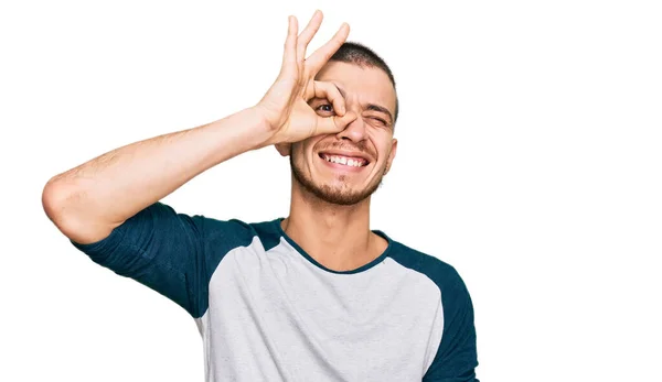 Jovem Hispânico Vestindo Roupas Casuais Sorrindo Feliz Fazendo Sinal Com — Fotografia de Stock