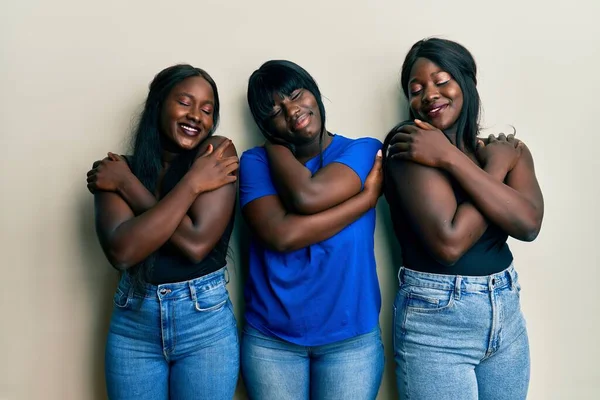 Trois Jeunes Amis Afro Américains Portant Des Vêtements Décontractés Embrassant — Photo