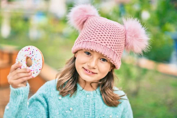 Schattig Blank Kind Meisje Glimlachend Gelukkig Eten Donut Het Park — Stockfoto