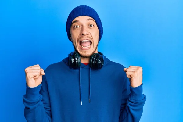 Joven Hispano Con Sudadera Auriculares Celebrando Sorprendido Sorprendido Por Éxito —  Fotos de Stock