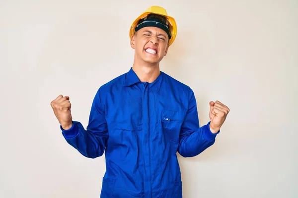 Giovane Ragazzo Ispanico Indossa Uniforme Operaia Hardhat Molto Felice Eccitato — Foto Stock