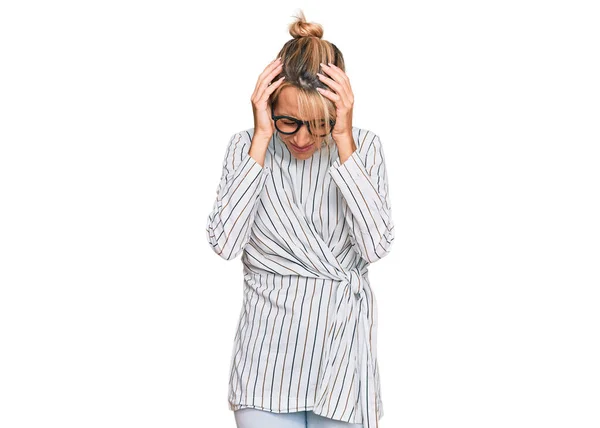 Piękna Blondynka Biznesowej Koszuli Okularach Cierpiąca Ból Głowy Zdesperowana Zestresowana — Zdjęcie stockowe