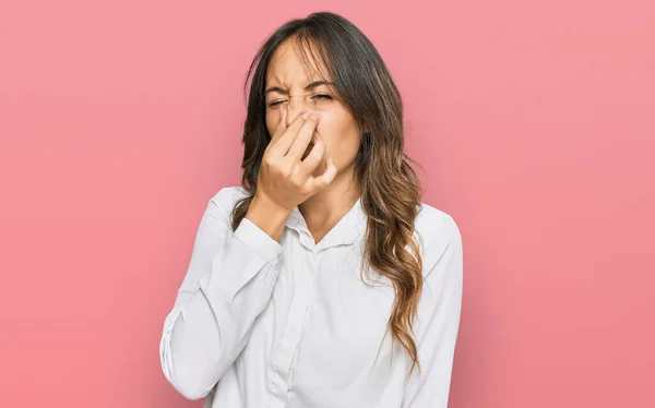 Junge Brünette Frau Lässiger Kleidung Die Etwas Stinkendes Und Ekelhaften — Stockfoto