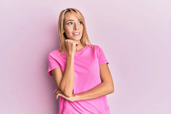 Schöne Blonde Frau Lässigem Rosafarbenem Shirt Mit Der Hand Kinn — Stockfoto