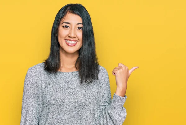 Mooie Aziatische Jonge Vrouw Dragen Casual Kleding Glimlachen Met Gelukkig — Stockfoto