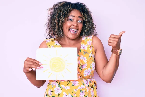 Jovem Afro Americana Size Mulher Segurando Sol Desenhar Apontando Polegar — Fotografia de Stock