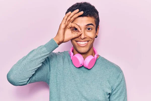 Joven Hombre Amerciano Africano Escuchando Música Usando Auriculares Sonriendo Feliz —  Fotos de Stock