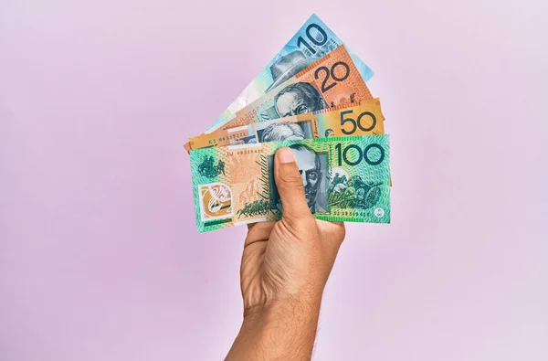 Hispanische Hand Hält Australische Dollarnoten Vor Isoliertem Rosa Hintergrund — Stockfoto