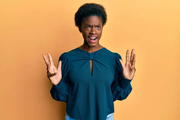 若いアフリカ系アメリカ人の少女は カジュアルな服を着て狂気と怒りの叫びと積極的な表現と腕を上げて叫んでいた フラストレーションコンセプト — ストック写真