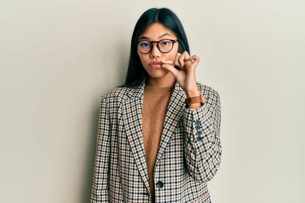 Νεαρή Κινέζα Γυναίκα Φοράει Επιχειρηματικό Στυλ Και Γυαλιά Στόμα Και — Φωτογραφία Αρχείου