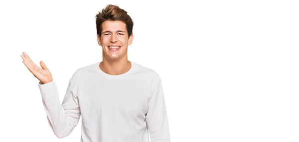 Schöner Kaukasischer Mann Lässigen Weißen Pullover Der Fröhlich Lächelt Und — Stockfoto