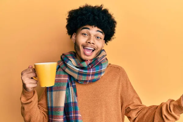 Jovem Americano Africano Com Cabelo Afro Bebendo Uma Xícara Café — Fotografia de Stock