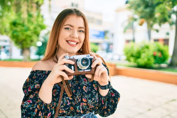 Wanita Berambut Merah Muda Tersenyum Bahagia Menggunakan Kamera Antik Taman — Stok Foto