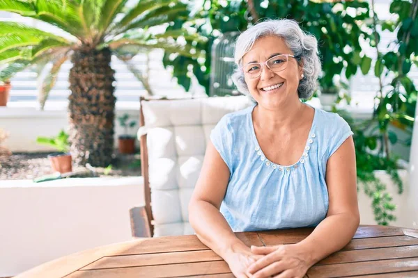 Mujer Mediana Edad Con Pelo Gris Sonriendo Feliz Relajante Sentado —  Fotos de Stock