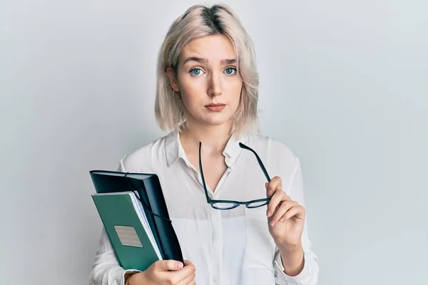 Mladá Blondýnka Která Čte Knihu Drží Brýle Skeptické Nervózní Kvůli — Stock fotografie