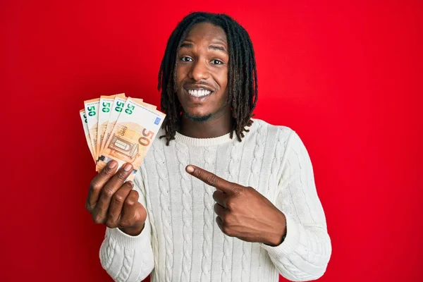 Afrikai Amerikai Férfi Fonatokkal Kezében Eurobankjegynyi Mosollyal Boldogan Mutatva Kezet — Stock Fotó