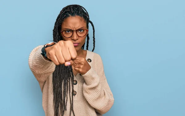 Afro Amerikaanse Vrouw Draagt Casual Kleding Ponsen Vuist Vechten Agressieve — Stockfoto