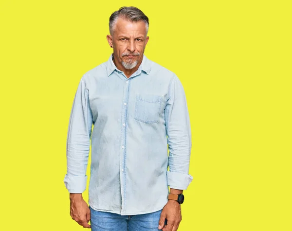 Šedovlasý Muž Středního Věku Oblečený Skepticky Nervózně Kvůli Problému Mračil — Stock fotografie
