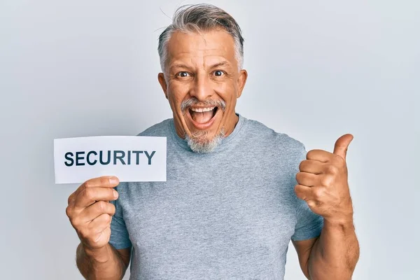 Hombre Pelo Gris Mediana Edad Sosteniendo Papel Palabra Seguridad Apuntando —  Fotos de Stock