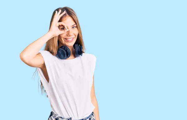Beautiful Caucasian Woman Blonde Hair Listening Music Wearing Headphones Smiling — Stock Photo, Image