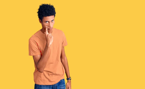 Jovem Afro Americano Vestindo Roupas Casuais Apontando Para Olho Observando — Fotografia de Stock