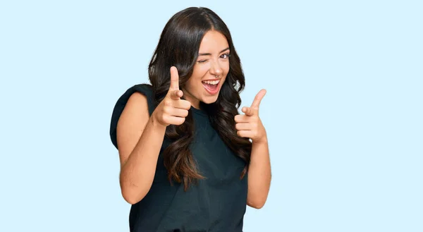 Mooie Brunette Jonge Vrouw Met Zwart Shirt Wijzende Vingers Naar — Stockfoto