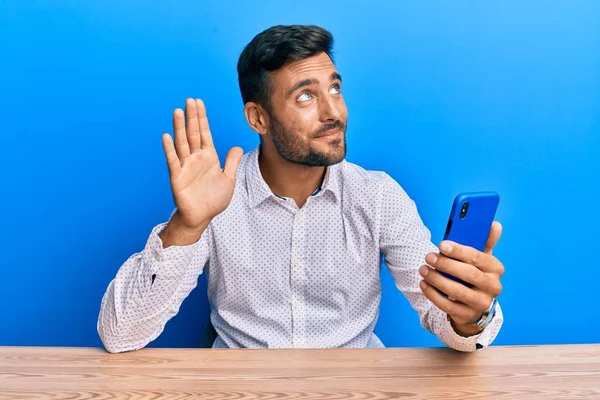 Bonito Homem Hispânico Fazendo Videochamada Acenando Para Smartphone Sorrindo Olhando — Fotografia de Stock