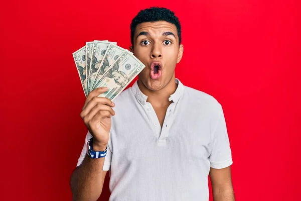 Hombre Árabe Joven Sosteniendo Dólares Asustado Sorprendido Con Boca Abierta —  Fotos de Stock