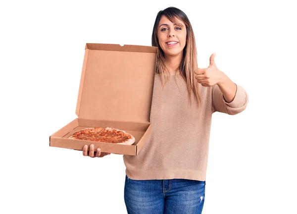 Joven Hermosa Mujer Sosteniendo Entrega Caja Cartón Con Pizza Sonriendo —  Fotos de Stock