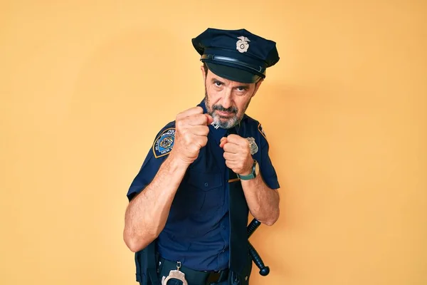 Homem Hispânico Meia Idade Vestindo Uniforme Policial Pronto Para Lutar — Fotografia de Stock