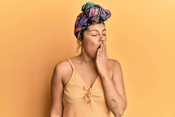 Jong Latijns Amerikaans Meisje Draagt Haartulband Gele Achtergrond Verveeld Geeuwen — Stockfoto