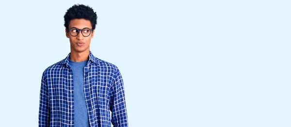 Joven Hombre Afroamericano Vistiendo Ropa Casual Gafas Sonriendo Mirando Hacia — Foto de Stock